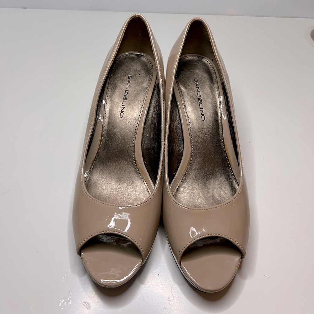 Bandolino (6.5) peep toe nude heels